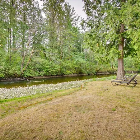 Riverfront Rental With Deck 4 Mi To Wallace Falls!